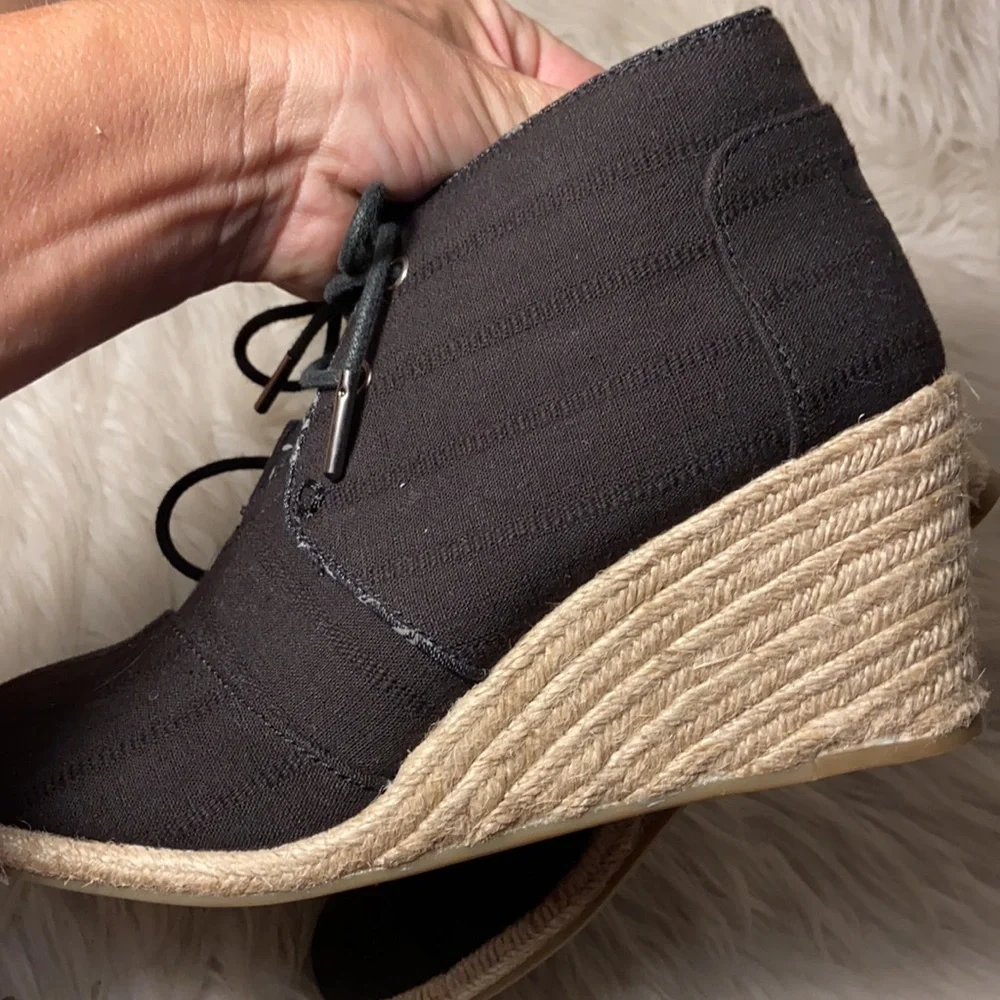 Tom's Black Wedge Lace-up Booties sz 7